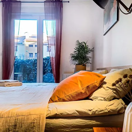 1-bedroom With Private Garden, Old Town Krakau